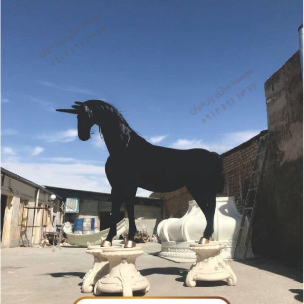 فروش مجسمه اسب سیاه شاخ دار|مجسمه سازی پارسیان فایبر